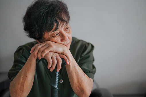 triste asiática mujer mayor china en casa retrato photo