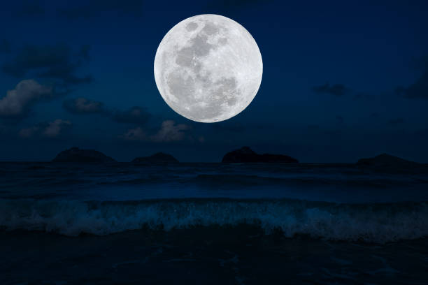 pleine lune sur le ciel au-dessus de la mer dans la nuit. - lake night winter sky photos et images de collection