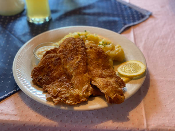 cotoletta di wiener - viennese schnitzel foto e immagini stock