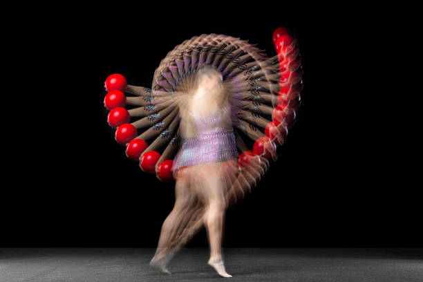 junge mädchen rhythmische gymnastik in bewegung und aktion isoliert in gemischtem licht auf dunklem hintergrund. - stroboscopic image stock-fotos und bilder