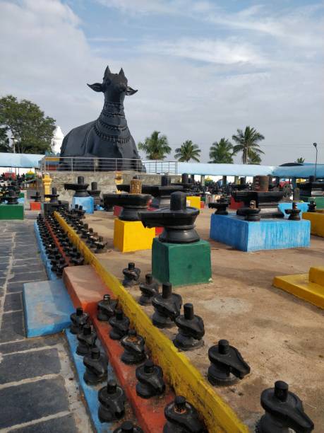 shiva lingams et nandi taureau dans le temple kotilingeshwara (temple shiva), district de kolar, karnataka, inde. - shiv bangalore shiva god photos et images de collection