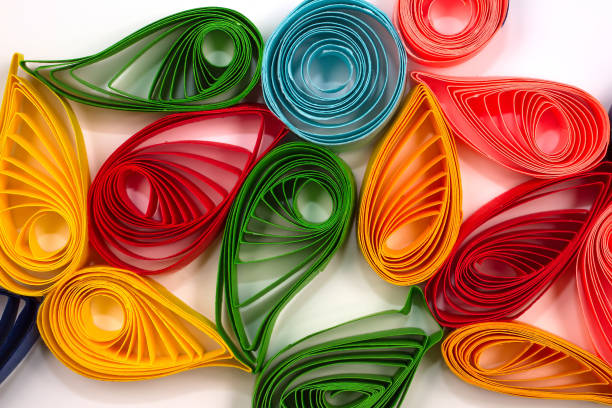 quilling tekniği kullanılarak renkli kağıt şeritlerinden desenler. - kağıt oymacılığı stok fotoğraflar ve resimler