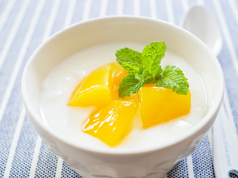 Yogurt with fresh mango slices