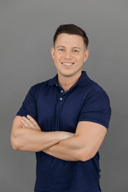 retrato de estudiante sobre fondo gris con ropa casual, brazos cruzados en el pecho. concepto de autodesar desarrollo - polo shirt fotografías e imágenes de stock