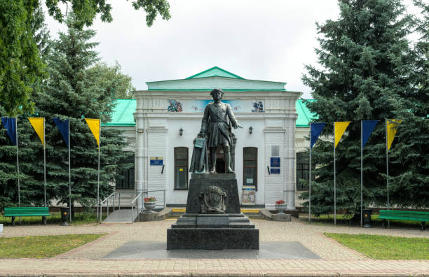 statua a figura intera dello zar russo pietro il grande di fronte al museo della battaglia di poltava - photography metal traditional culture full foto e immagini stock