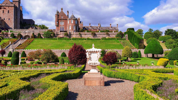 castillo de drummond y sus hermosos jardines cerca de crieff en perthshire, escocia. - statue architecture sculpture formal garden fotografías e imágenes de stock