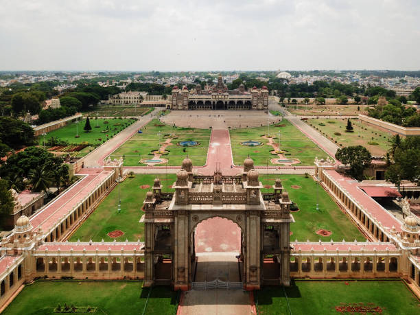vue aérienne du palais de mysore dans l’état du karnataka en inde. - wodeyar photos et images de collection