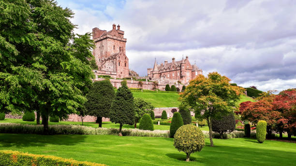 castillo de drummond y sus hermosos jardines cerca de crieff en perthshire, escocia. - statue architecture sculpture formal garden fotografías e imágenes de stock