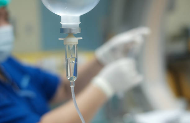 establecer vitamina iv líquido intravenoso gota salina hospital por goteo - solución salina fotografías e imágenes de stock