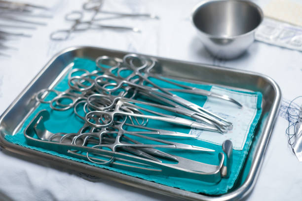 無菌手術器具は手術中にテーブルの上にあります。スチールトレイの医療機器。 - gauze scalpel surgeon healthcare and medicine ストックフォトと画像