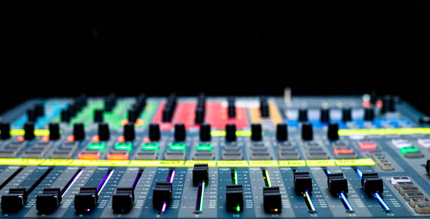 schieberegler und tasten auf audio mixing desk bei live-event - av equipment stock-fotos und bilder