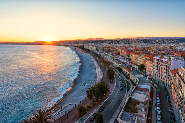 stadt nizza an der französischen riviera - city of nice france french riviera promenade des anglais stock-fotos und bilder