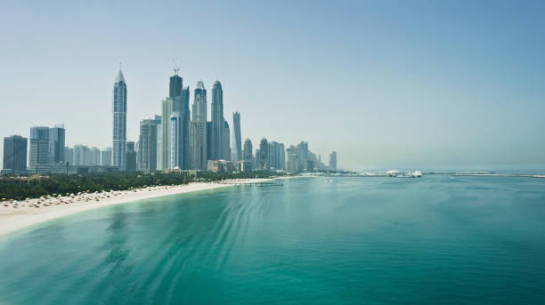 高層ビルと青い海が並ぶドバイのスカイライン。旅行コンセプト - water architecture train united arab emirates ストックフォトと画像