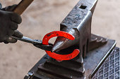 schmied-gestaltet-die-brennenden-pferdeschuhe.jpg?b=1&s=170x170&k=20&c=FOHXE8sPCwKRk6B2QuKfBwwgjIChcoipRsoD1OVHOi8=