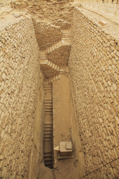 scale nella parte sud della piramide di djoser a saqqara - saqqara foto e immagini stock