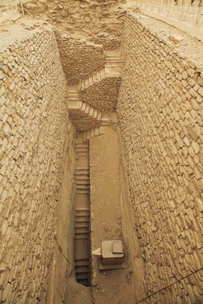 лестница в южной части пирамиды джозера в саккаре - saqqara стоковые фото и изображения