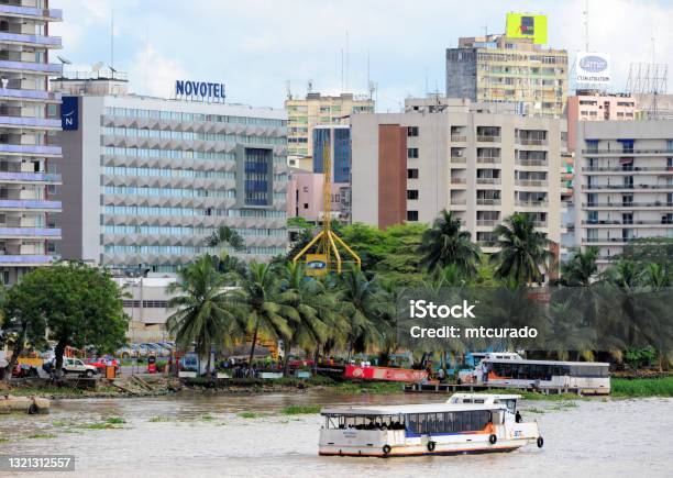 Photo libre de droit de Abidjan Front De Mer Novotel Et Arrêt Ferryboat Côte Divoire banque d'images et plus d'images libres de droit de Abidjan