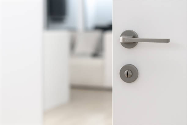 stalowa matowa klamka na otwartych białych drzwiach - doorknob zdjęcia i obrazy z banku zdjęć