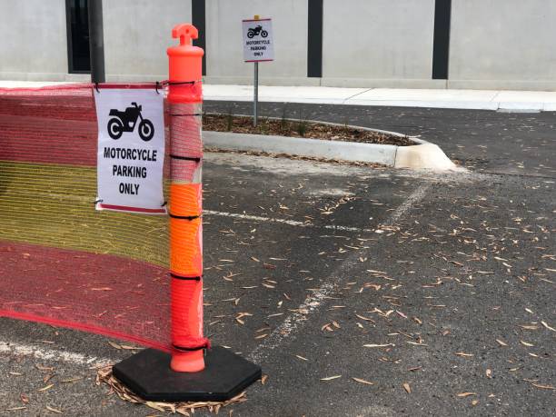 parking pour motos - bicycle tire barricade metal photos et images de collection