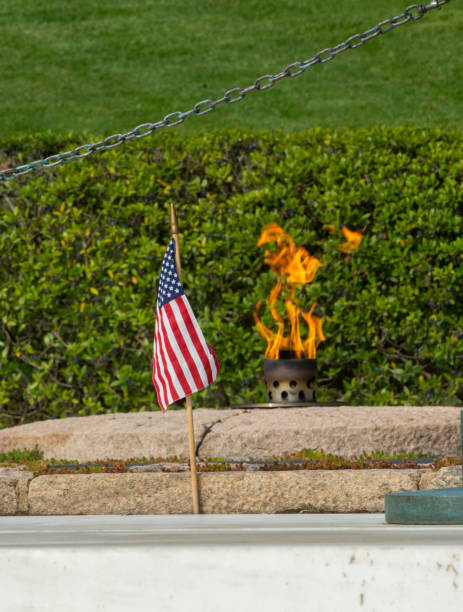 アーリントン国立墓地にて - arlington national cemetery virginia cemetery american flag ストックフォトと画像