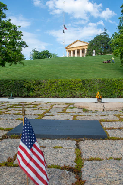 アーリントン国立墓地にて - arlington national cemetery virginia cemetery american flag ストックフォトと画像