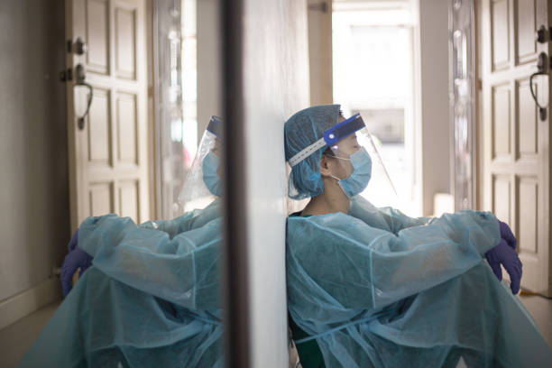 la première ligne chinoise asiatique fatiguée de s’asseoir sur le sol pendant la pandémie - épidémie photos et images de collection