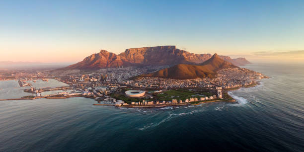 vue panoramique aérienne du cap au coucher du soleil, province du cap-occidental, afrique du sud - table mountain afrique du sud photos et images de collection