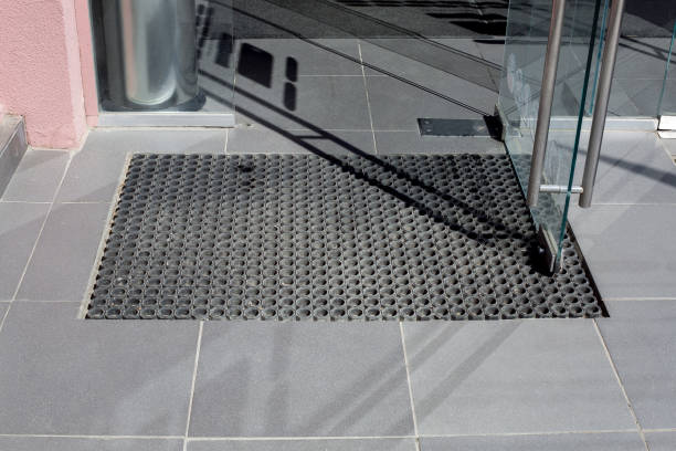 https://media.istockphoto.com/id/1321348373/photo/threshold-made-of-gray-ceramic-tiles-at-entrance-to-store-with-a-rubber-foot-mat-and-open.jpg?s=612x612&w=0&k=20&c=ub20jMjweyPjstE7VGDgGRE1Is1lDikV093tPQQZypQ=