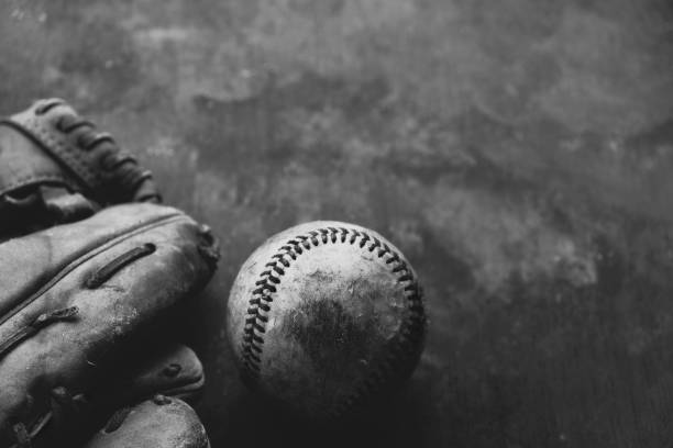 pelota de béisbol y guante en el fondo - baseball glove baseball baseballs old fashioned fotografías e imágenes de stock