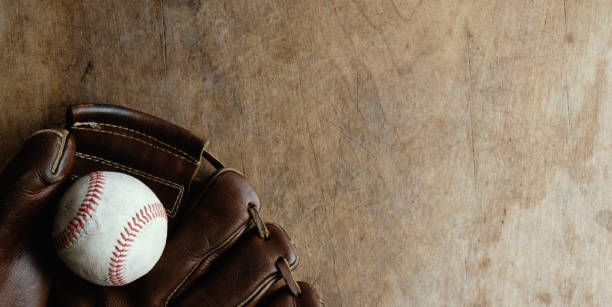 나무 배경에 야구 공과 장갑 - baseball glove 이미지 뉴스 사진 이미지