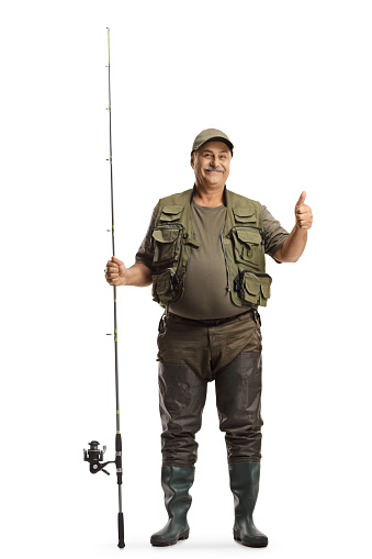 Retrato de cuerpo entero de un pescador con uniforme de pie con una caña de pescar y mostrando pulgares hacia arriba photo