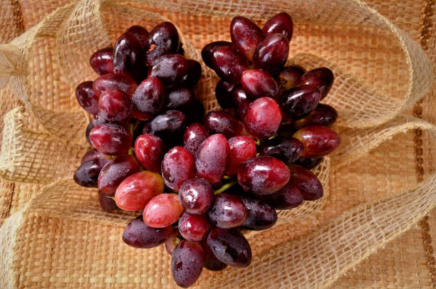 istock The crimson grape arranged in heart shape 1321367516