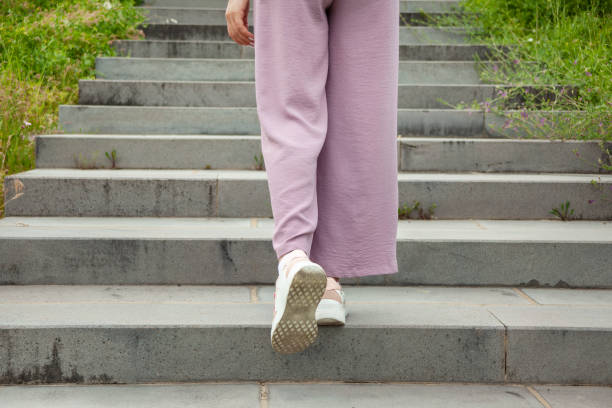 mujer sube las escaleras en la naturaleza - 6134 fotografías e imágenes de stock