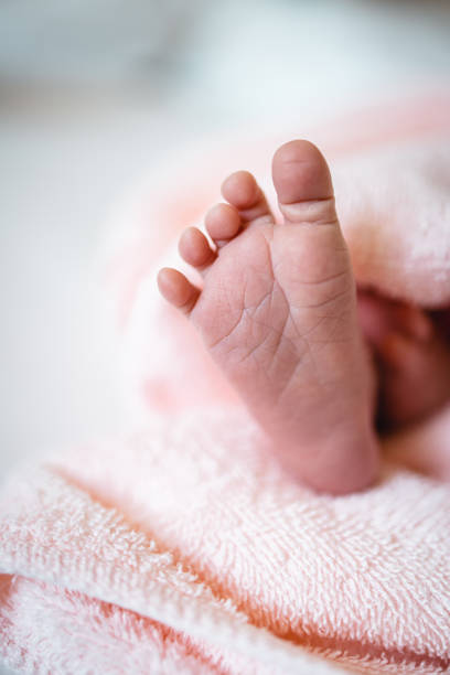 pieds du nouveau-né bébé - un seul bébé fille photos et images de collection