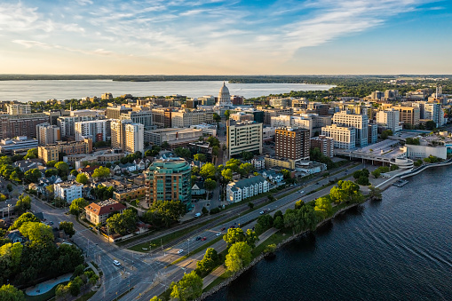 Vista aérea del centro de la ciudad de Madison al atardecer, Wisconsin photo