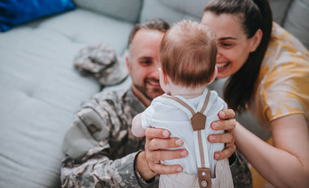 istock Soldier home with his family 1321423545