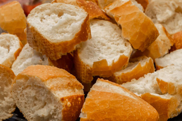 바삭바삭한 빵 덩어리가 조각으로 자른다.  바 빵. - 식빵 뉴스 사진 이미지