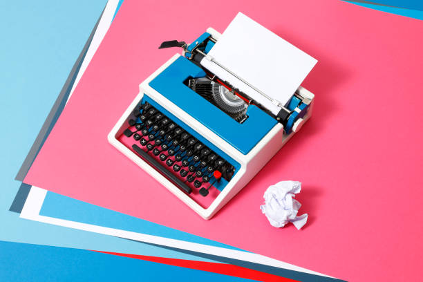 máquina de escrever azul dos anos 80 com página em branco - teclado de máquina de escrever - fotografias e filmes do acervo