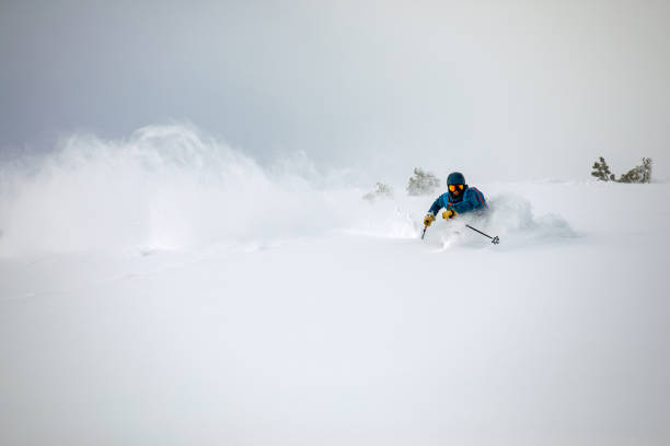 깊은 파우더 스노우를 타고 내려오는 오프 피스트 스키어 - back country skiing 이미지 뉴스 사진 이미지