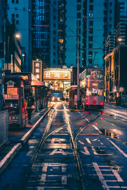 hong kong street szene in sheung wan straßenbahnweg - hong kong night motion city stock-fotos und bilder