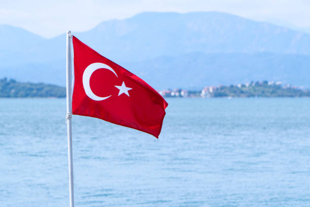 drapeau national turc sur fond bleu de la mer - turkey mediterranean sea mediterranean countries vacations photos et images de collection