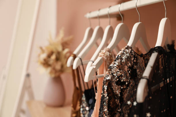 коллекция модной женской одежды на стойке в помещении, крупным планом и пространством для текста. услуга по прокату одежды - rack стоковые фото и изображения