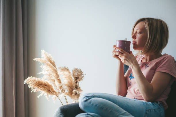 mulher bebendo café em casa - 5659 - fotografias e filmes do acervo