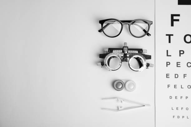 diferentes ferramentas oftalmologistas em fundo branco, leigos planos - eye test equipment - fotografias e filmes do acervo