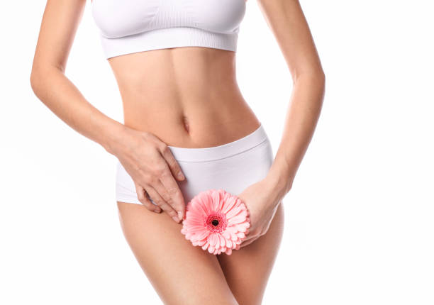 白い背景、概念の月経に孤立した花を持つ美しい女性 - vagina ストックフォトと画像