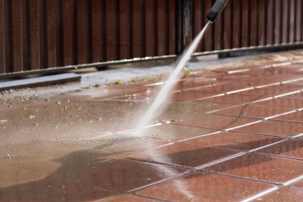 istock Washes the treadmill with a jet of water. 1321456129
