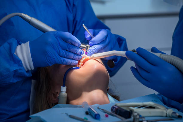 nahaufnahme der modernen zahnchirurgie - dentist dental hygiene dental drill dentist office stock-fotos und bilder