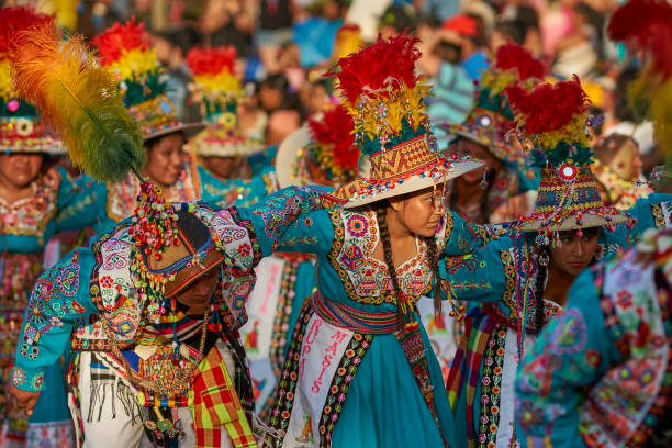 grupo de baile tinkus en el carnaval de arica - costume stage costume sunlight carnival fotografías e imágenes de stock