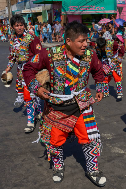 grupo de baile tinkus en el carnaval de arica - costume stage costume sunlight carnival fotografías e imágenes de stock