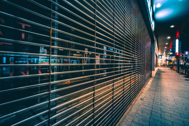 passaggio chiuso durante il blocco del coronavirus a hong kong - building exterior store closed photography foto e immagini stock